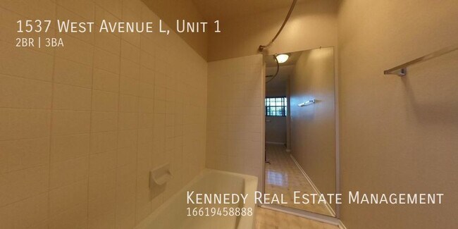 Building Photo - Location, Location, Location! 2 Bedroom To...