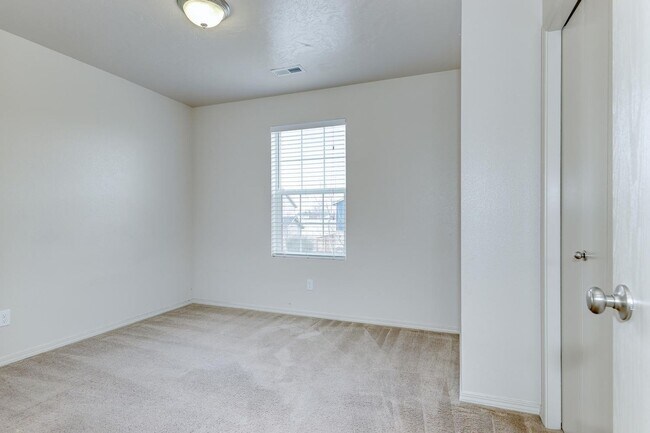Building Photo - 4 Bedroom 2.5 Bath Two Story Home_Pet Friendly!