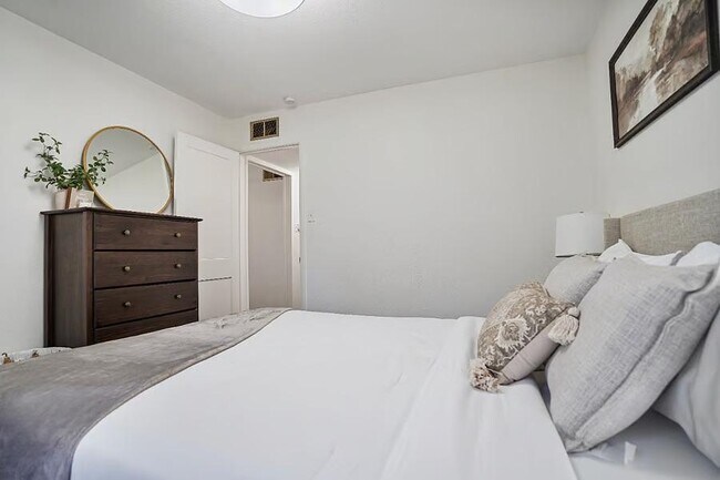 Building Photo - 2412 SW Mission Ave