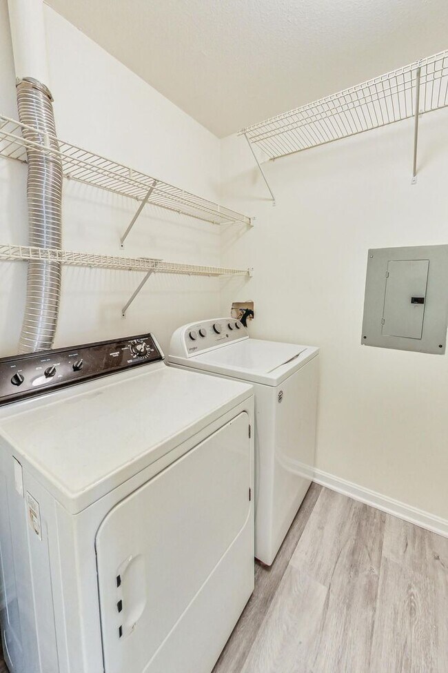 Building Photo - READY TO GO!!! Renovated 2BD/2BA with 1 Reserved Parking Space & screened in rear porch