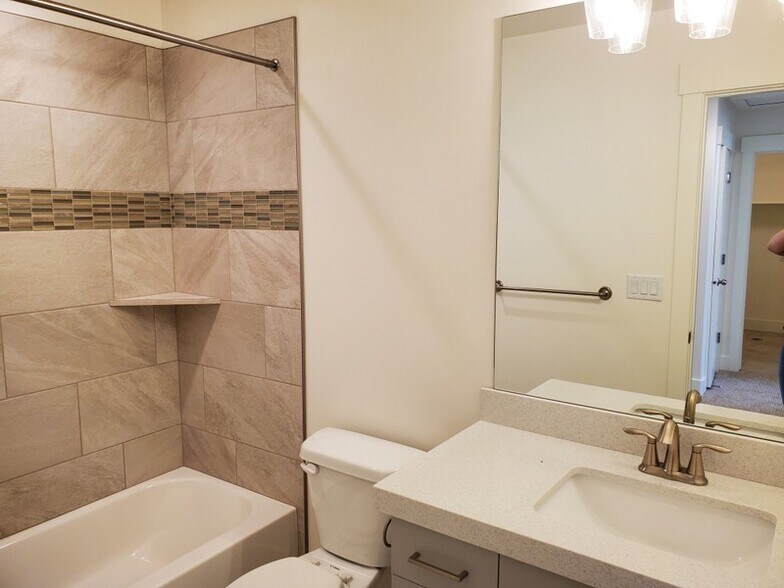 Building Photo - 980 W Vista Ridge Dr
