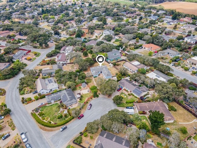 Building Photo - Four Bedroom in Oak Hill Oaks