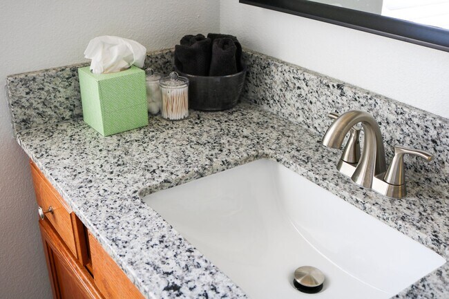 Building Photo - 596 W Moan Pl