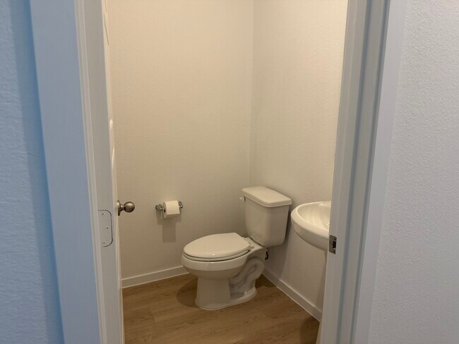 Building Photo - 407 Robin Ct