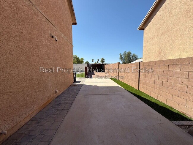 Building Photo - 6903 W Lawrence Ln