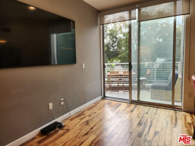 Building Photo - 6683 Franklin Ave