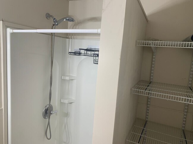 Building Photo - ***NO PET DOGS*** 2 Bedroom - All Utilities Included