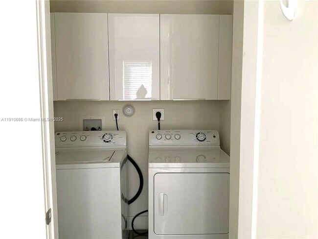 Building Photo - 10265 NW 63rd Terrace