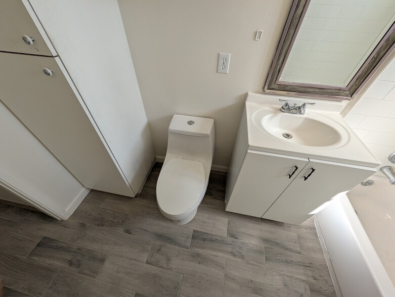 main bathroom - 11752 Coldbrook Ave