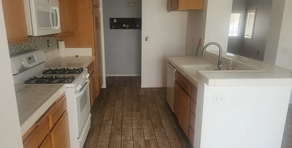 Building Photo - 15430 Amber Pointe Dr