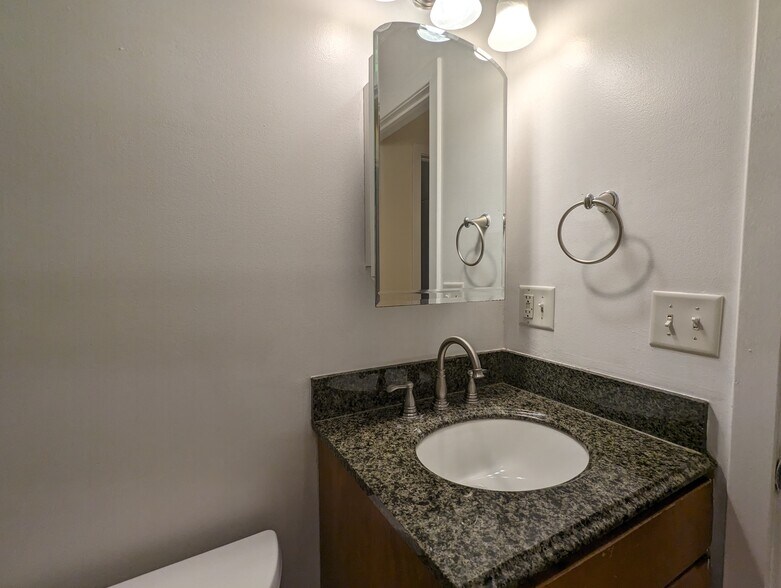 Building Photo - 618 W Wrightwood Ave