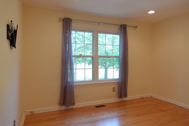Building Photo - 3001 N Dale Ct