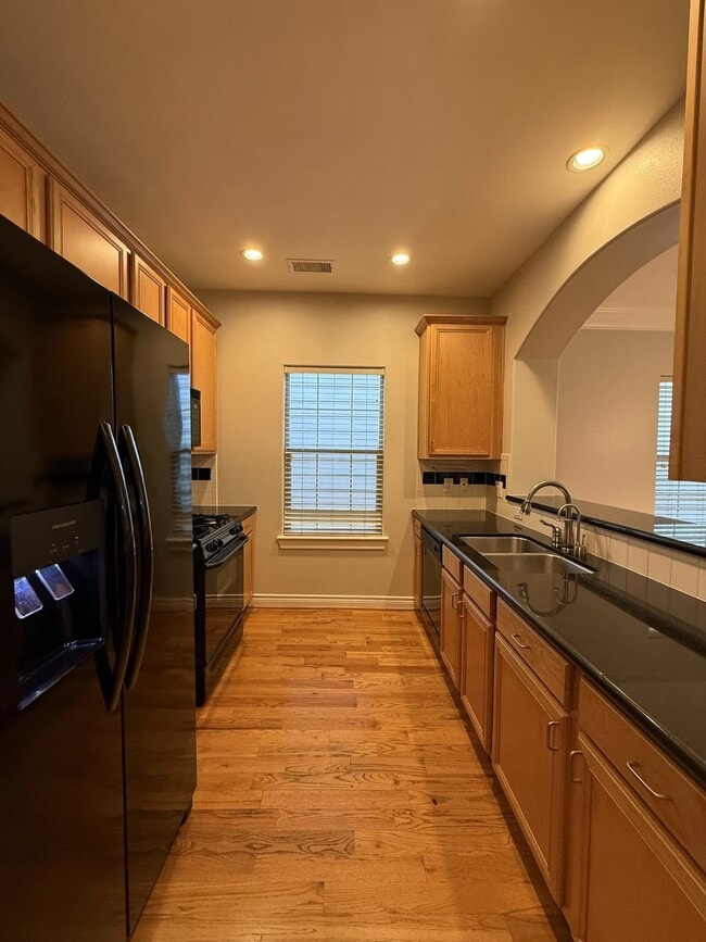 Building Photo - 2939 Clinton Dr