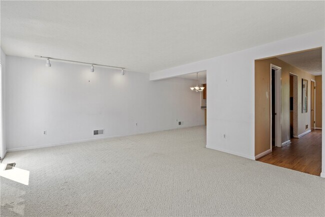 Building Photo - 245 Deerhurst Ln