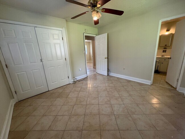 Building Photo - 3 Bed/1.5 Bath in Westland Plaza