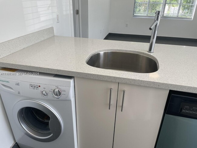 Building Photo - 1600 Euclid Ave