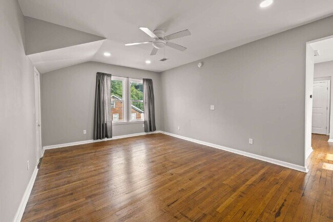 Building Photo - Renovated 3 Bed • 1.5 Bath Upstairs Unit -...