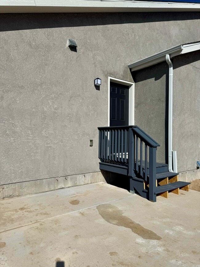 Building Photo - 324-326 W Coral Dr