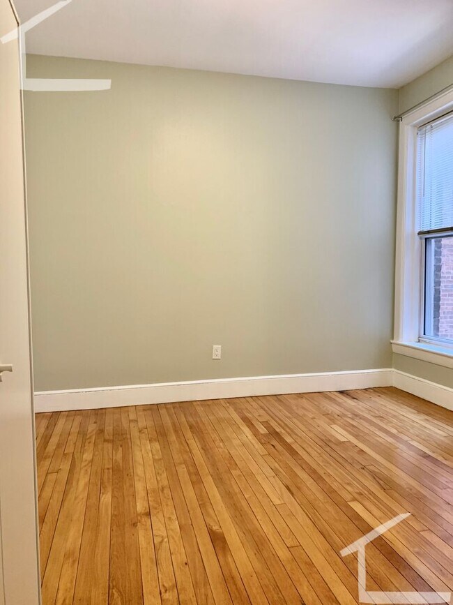 Building Photo - 9/1 No Fee! Renovated 2BR in Washington Sq w/balcony, new kitchen!
