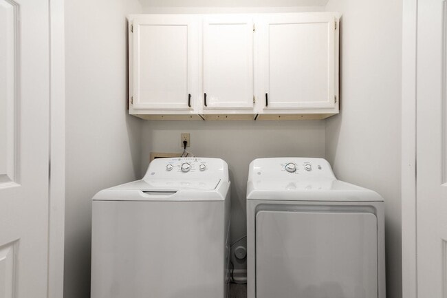 Building Photo - Charming 3 Bedroom Home with Modern Features and Spacious Outdoors!