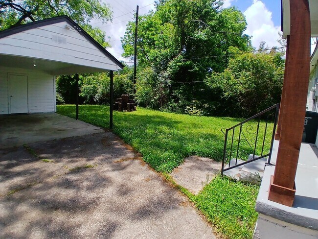 Building Photo - Beautiful 3 bedroom 1 bath home - Open To ...