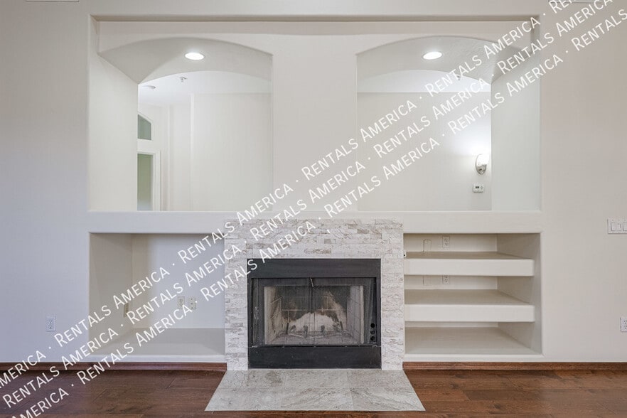 Building Photo - 10232 E Meadow Hill Dr