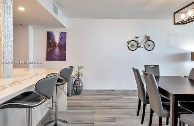 Building Photo - 1717 N Bayshore Dr