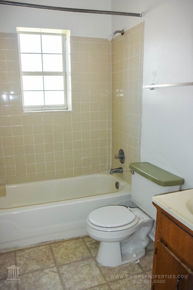 Building Photo - Quad Near Campus- 2 full bedrooms