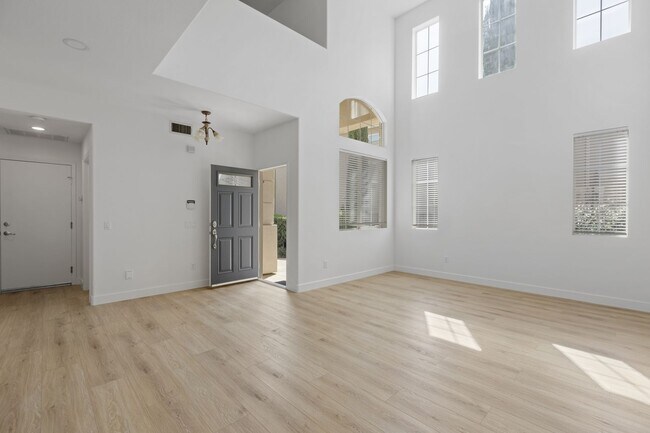 Building Photo - Gorgeous 3BD 2-Story Home in the Sorrento Community in Porter Ranch!