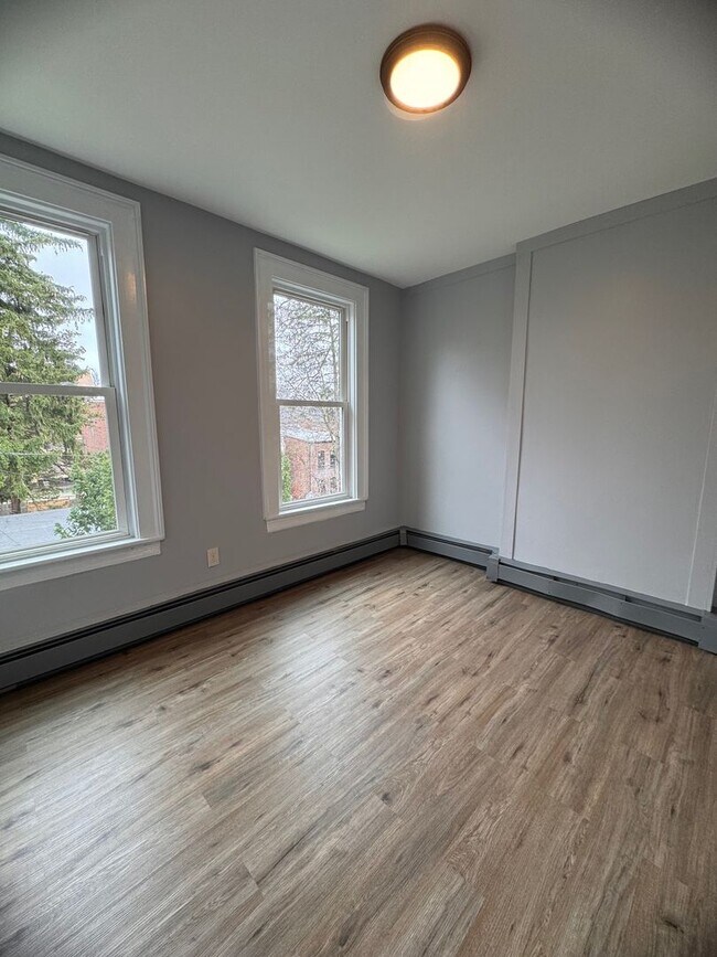 Building Photo - 160 N Miller St