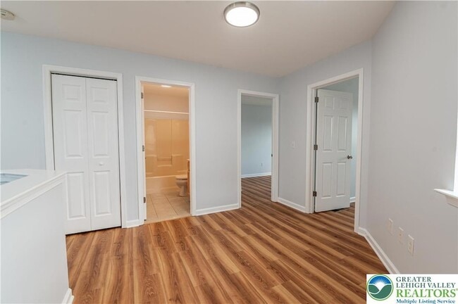 Building Photo - 835 Spring White Dr
