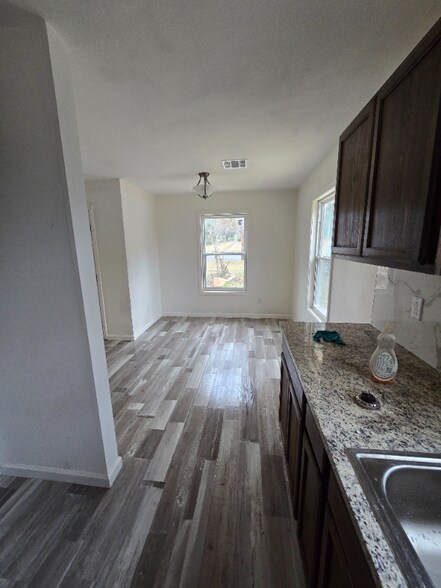 Building Photo - 810 S Cooper Ave