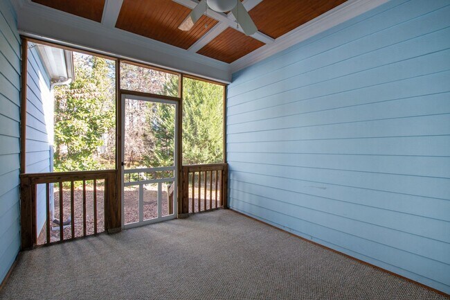 Building Photo - Exceptional 5-Bedroom Residence in the Hea...