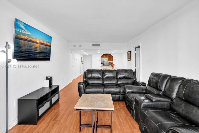 Building Photo - 3675 N Country Club Dr