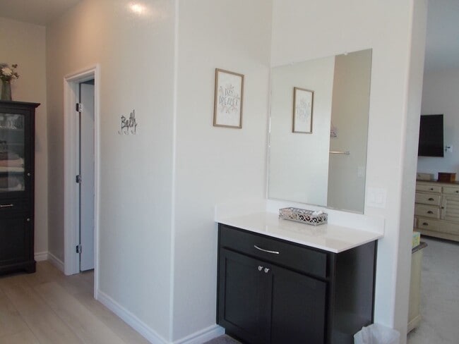 Building Photo - Beautiful 4 Bedroom Home