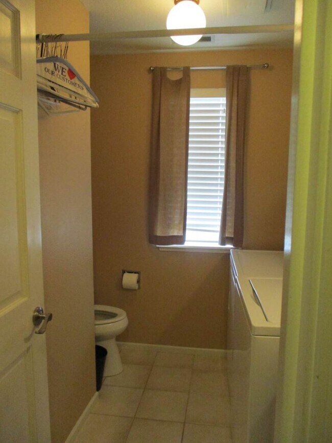 Building Photo - 3 Bedroom, 2.5 bathroom split level home in University Place