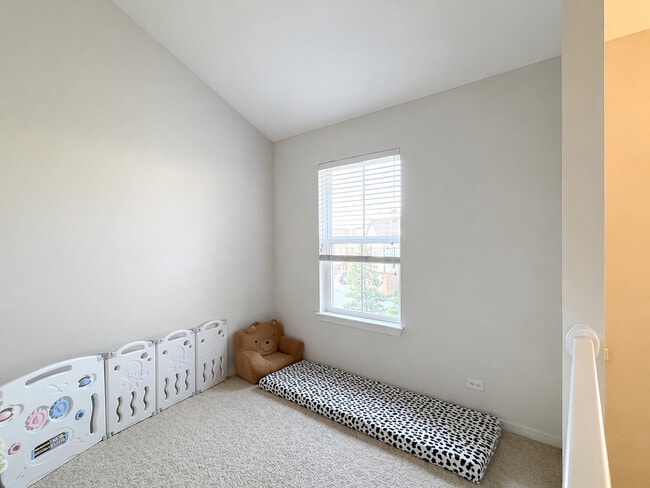 Building Photo - 121 Rosehall Dr