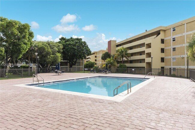 Building Photo - 9180 Fontainebleau Blvd