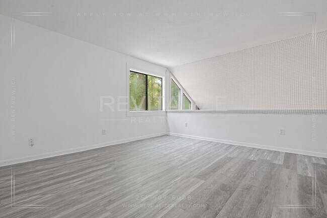 Building Photo - 2739 Knollwood Dr