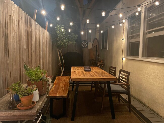 Building Photo - 638 Sheldon St