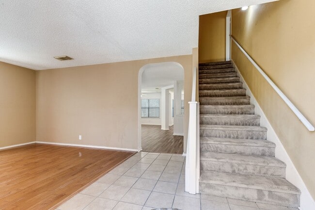 Building Photo - SPACIOUS 4-BEDROOM HOME IN PARKWOOD