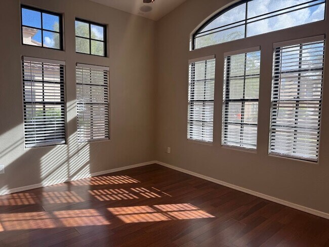 Building Photo - Gated Phoenix Gem with Community Pool and Spacious Kitchen