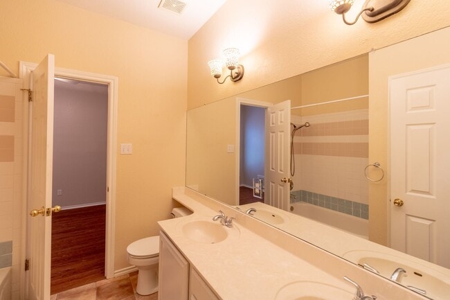 Building Photo - 4 bedroom, 2 bathroom home in South Austin!