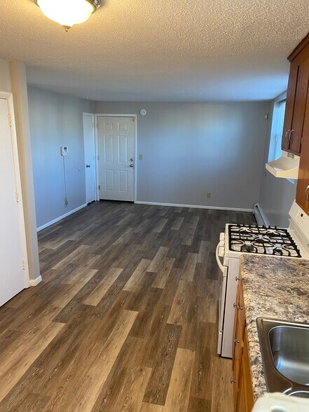 Kitchen/living area open concept - 7617 69th ave N