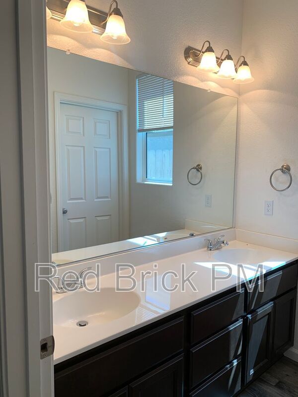 Building Photo - 816 Castellona Dr