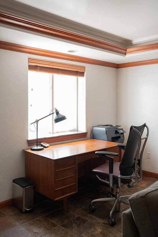 Building Photo - 2 BDR Gorgeous Updated Townhome with Huge Garden