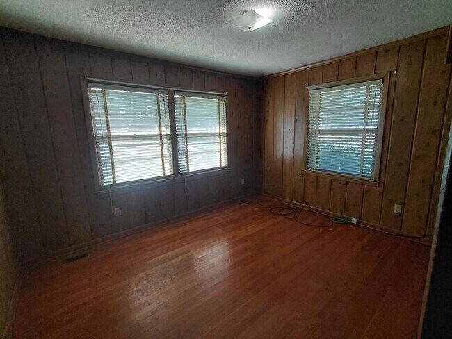 Building Photo - 1507 Brennen Rd