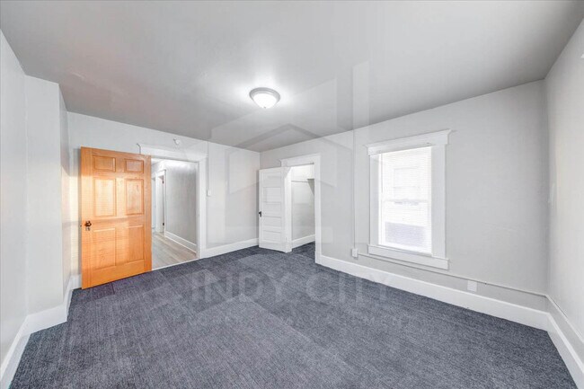 Building Photo - 622 N Mulberry St