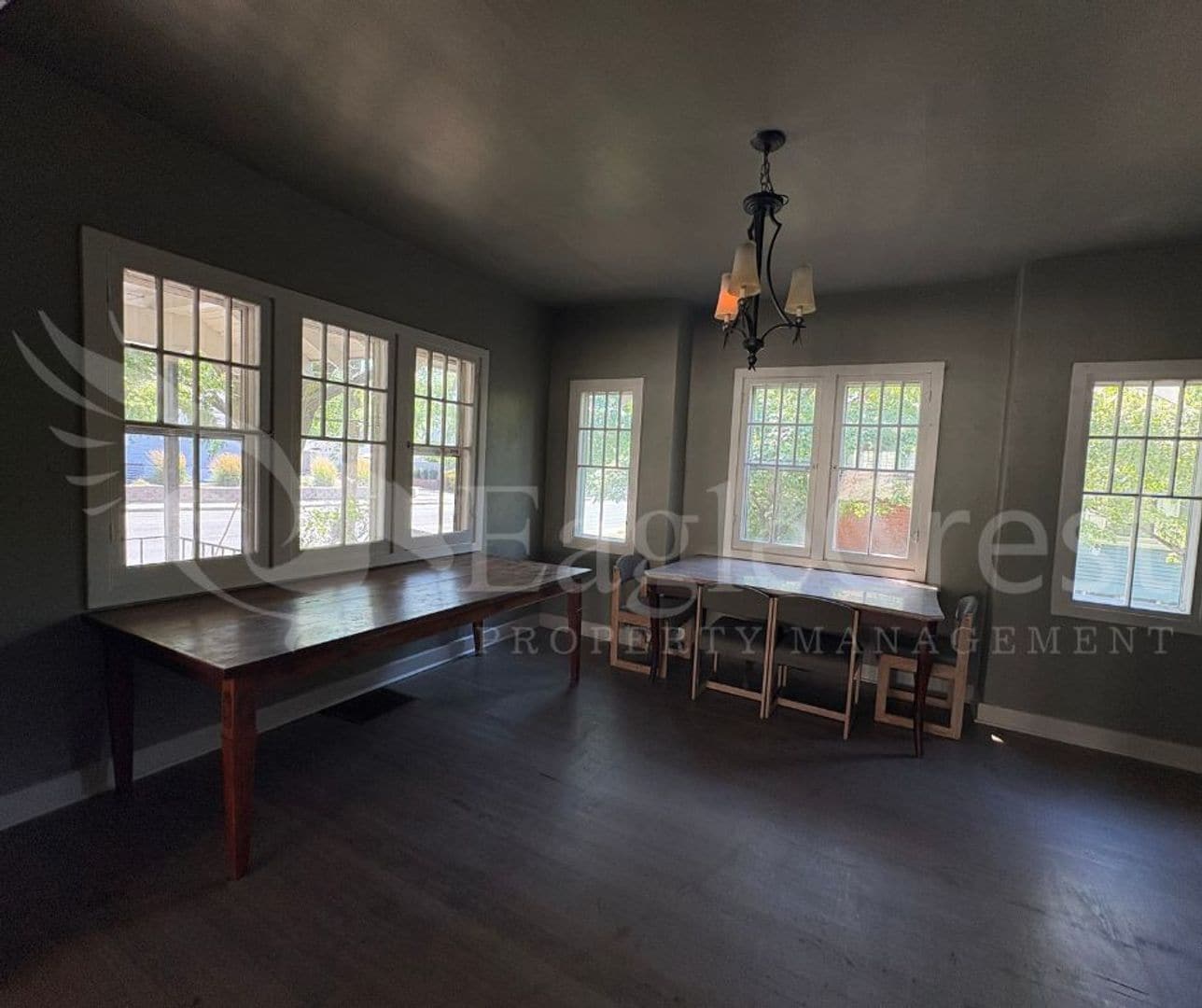 Building Photo - Large 8-Bedroom Home Across from Whitman College – Lawn Care Included