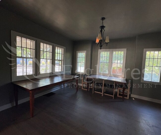 Building Photo - Large 8-Bedroom Home Across from Whitman College – Lawn Care Included